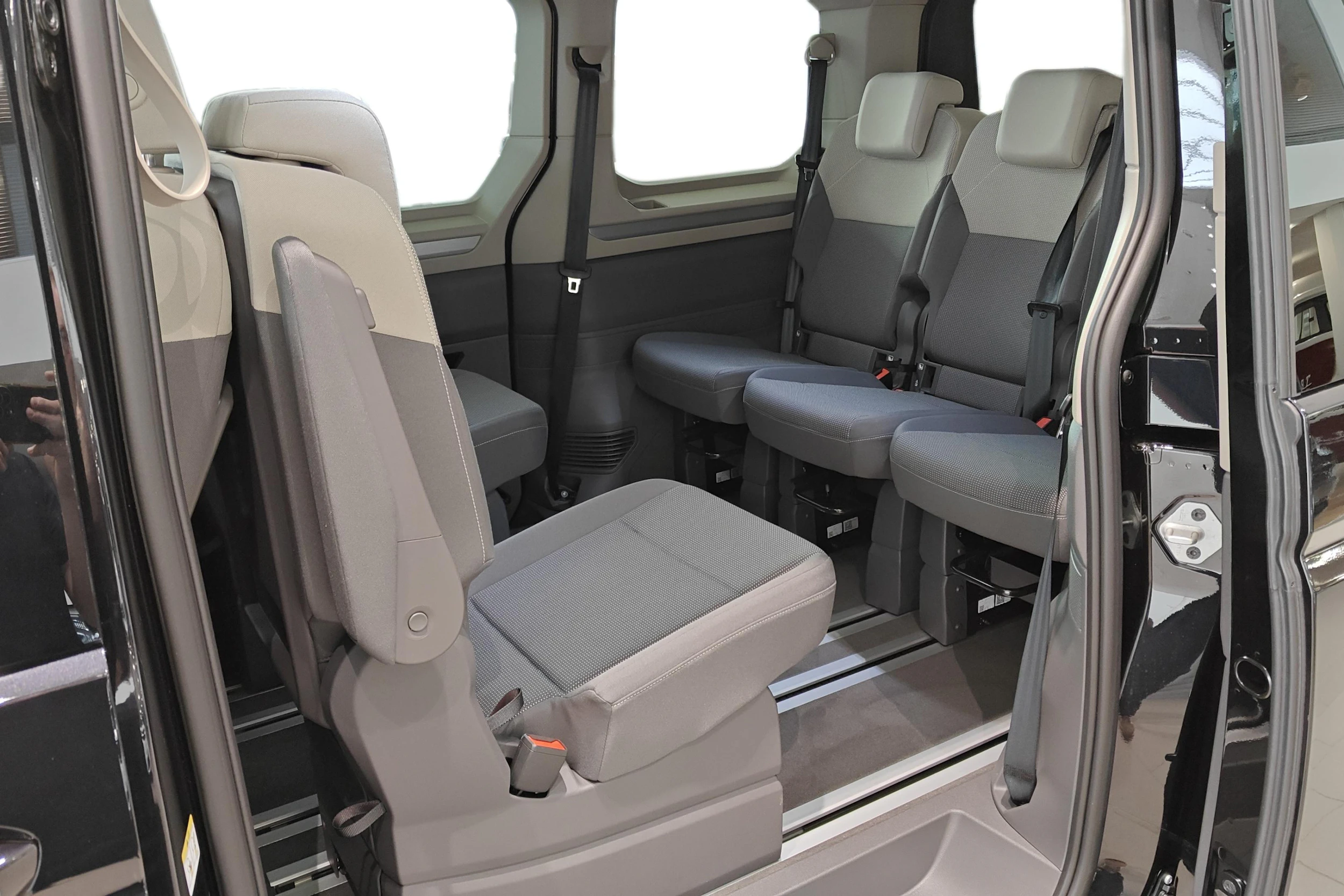 musta Volkswagen Multivan 2025 kuva 11.
