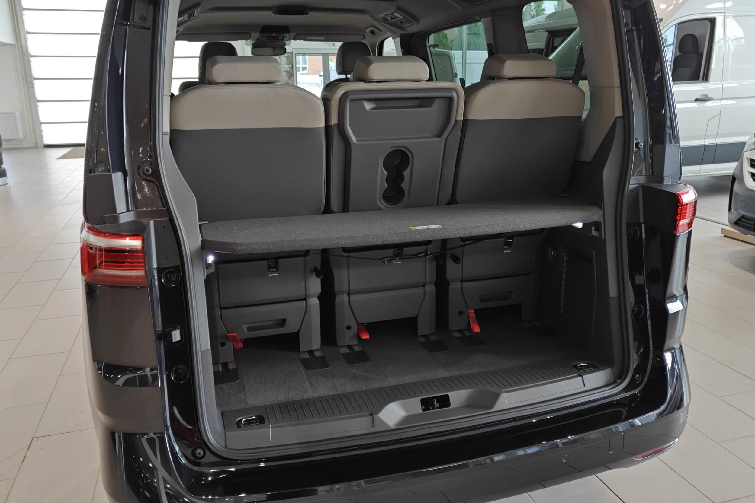 musta Volkswagen Multivan 2025 kuva 13.