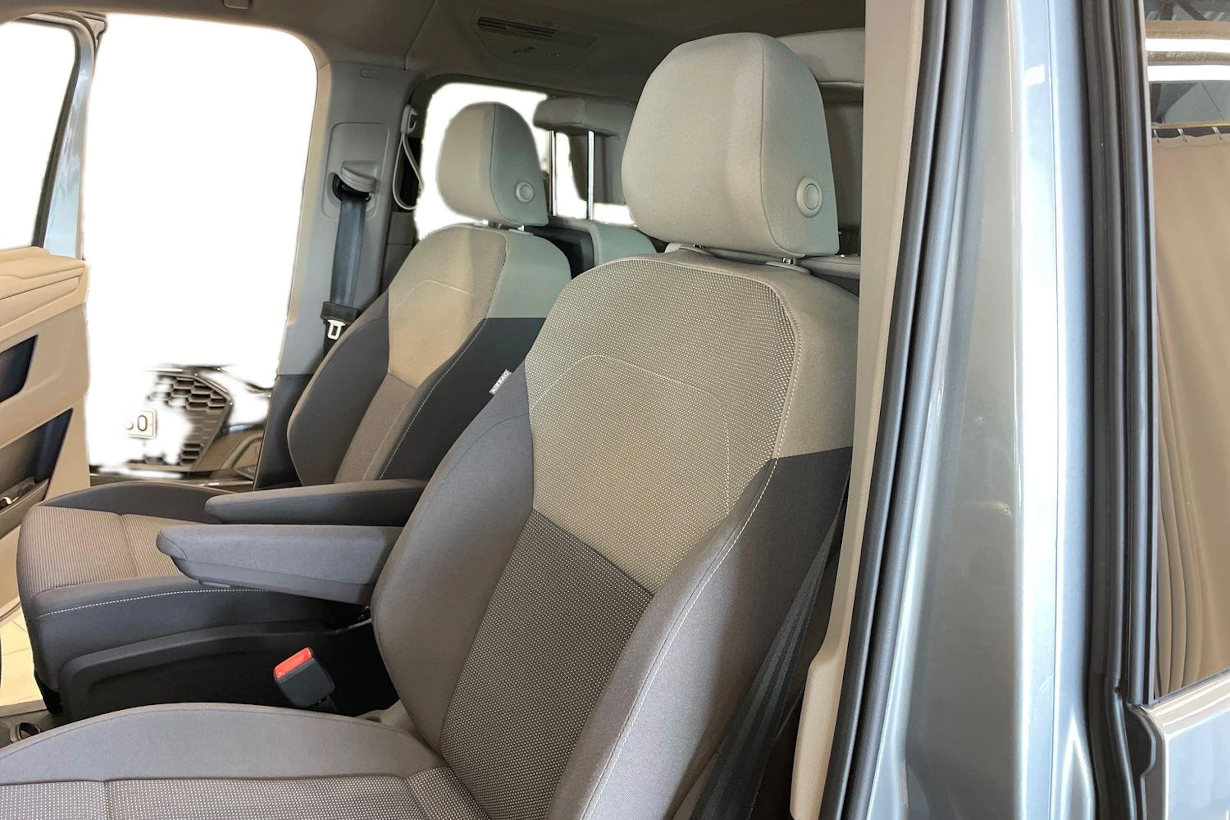 met. harmaa Volkswagen Multivan 2025 kuva 11.
