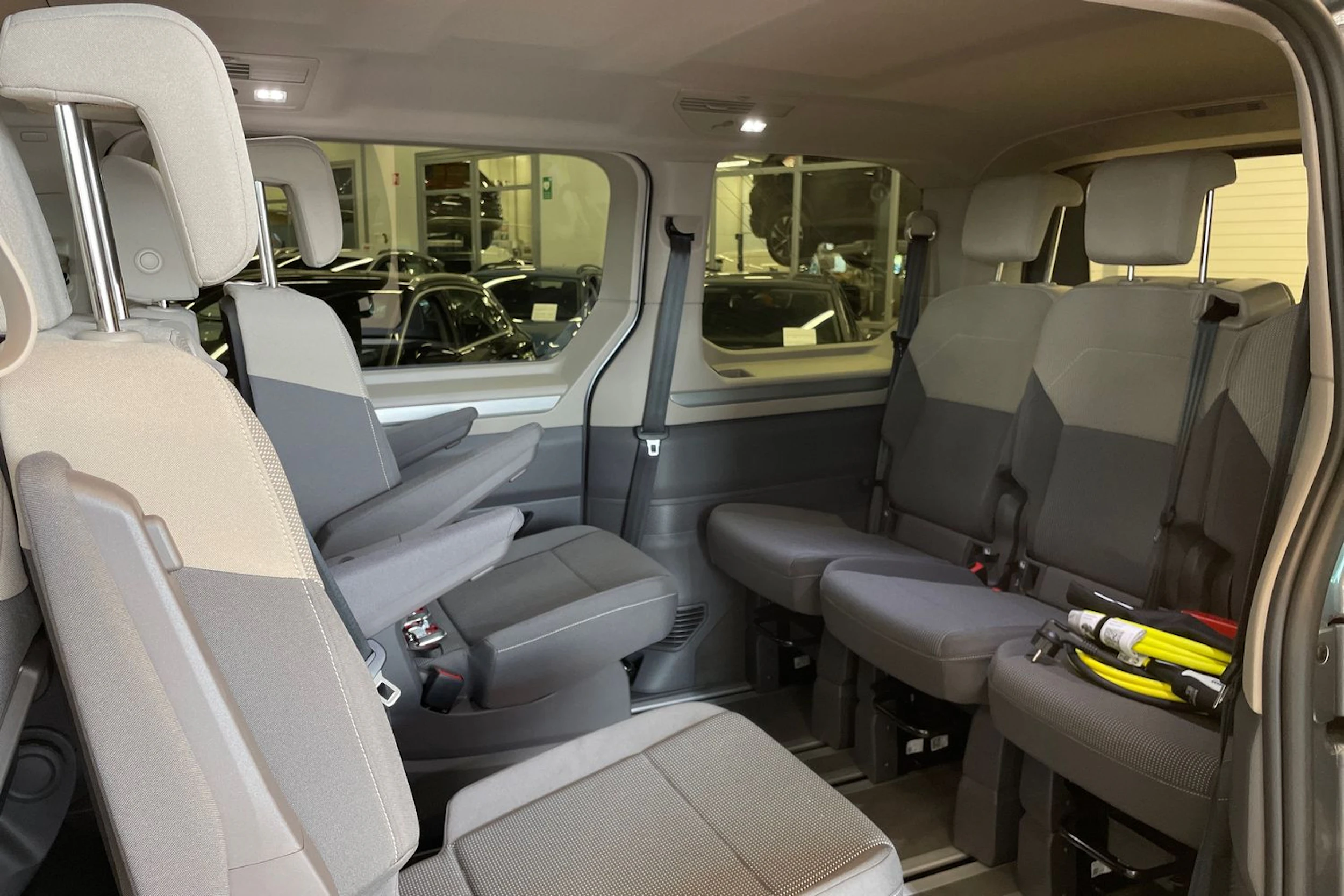 met. harmaa Volkswagen Multivan 2025 kuva 13.