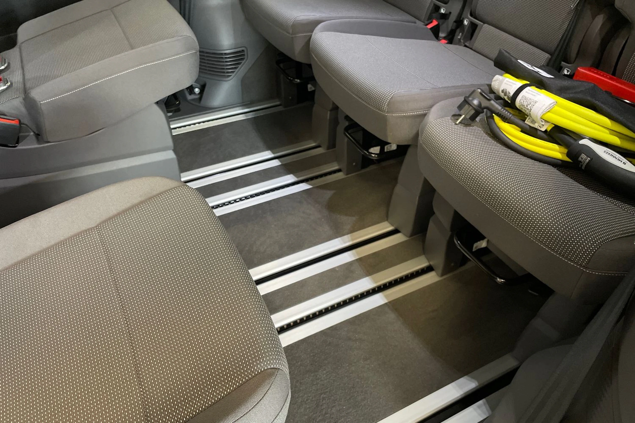 met. harmaa Volkswagen Multivan 2025 kuva 14.
