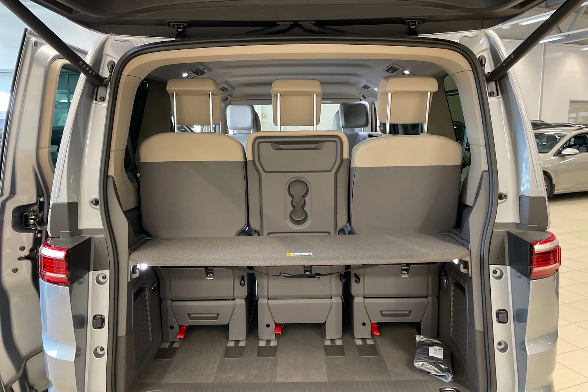 met. harmaa Volkswagen Multivan 2025 kuva 17.
