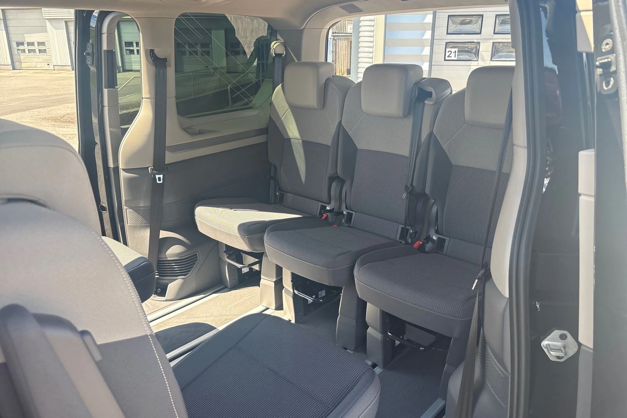 musta Volkswagen Multivan 2025 kuva 12.