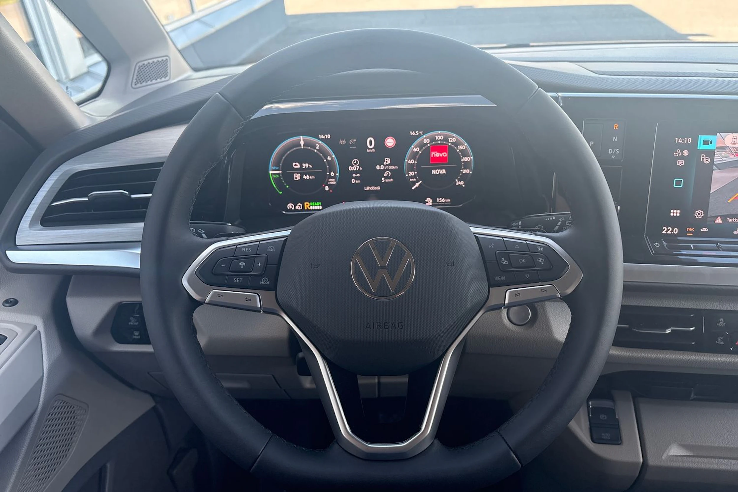 musta Volkswagen Multivan 2025 kuva 18.