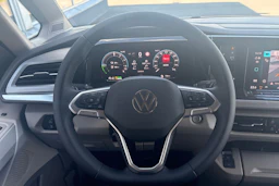 musta Volkswagen Multivan 2025 kuva 18.