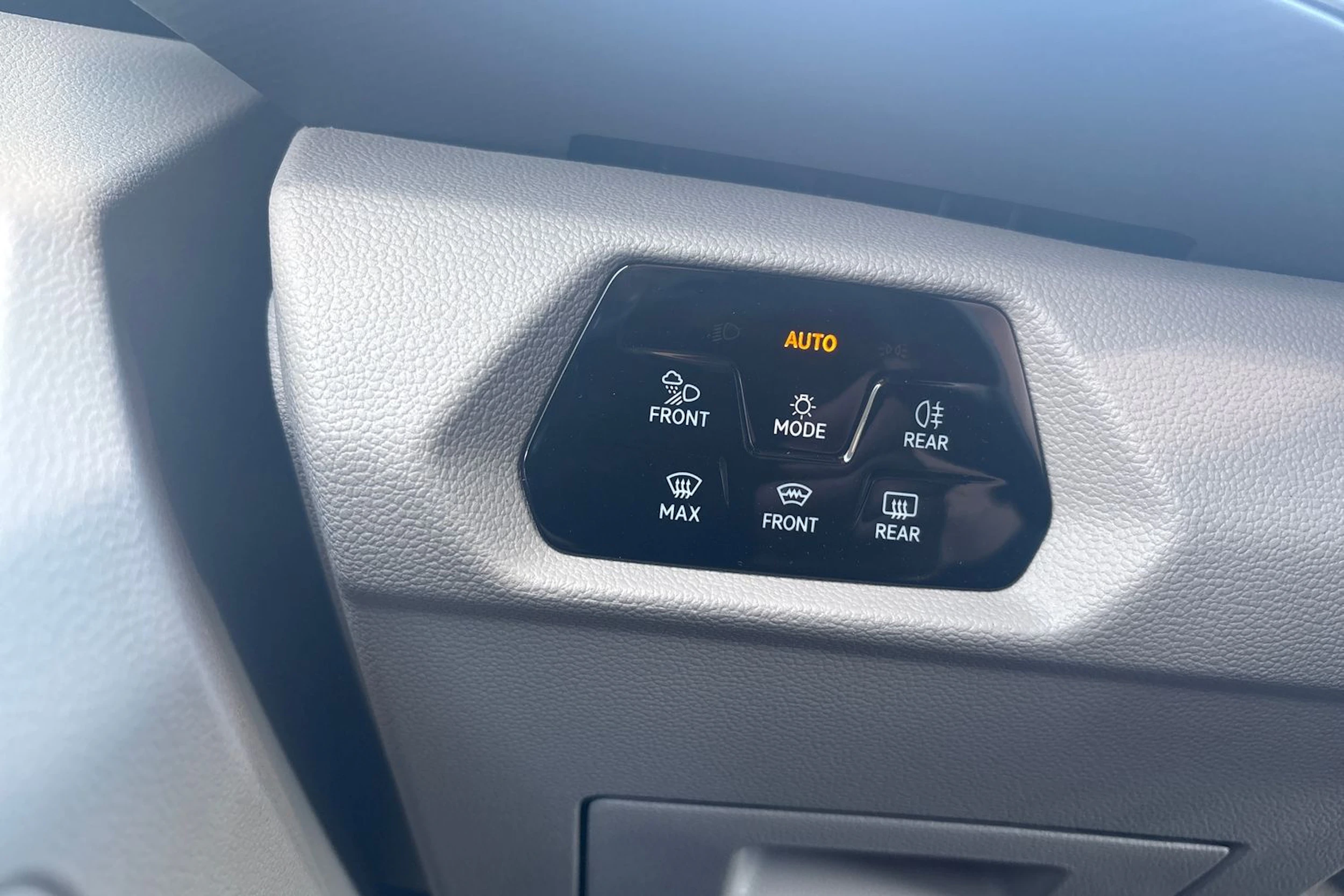 musta Volkswagen Multivan 2025 kuva 20.