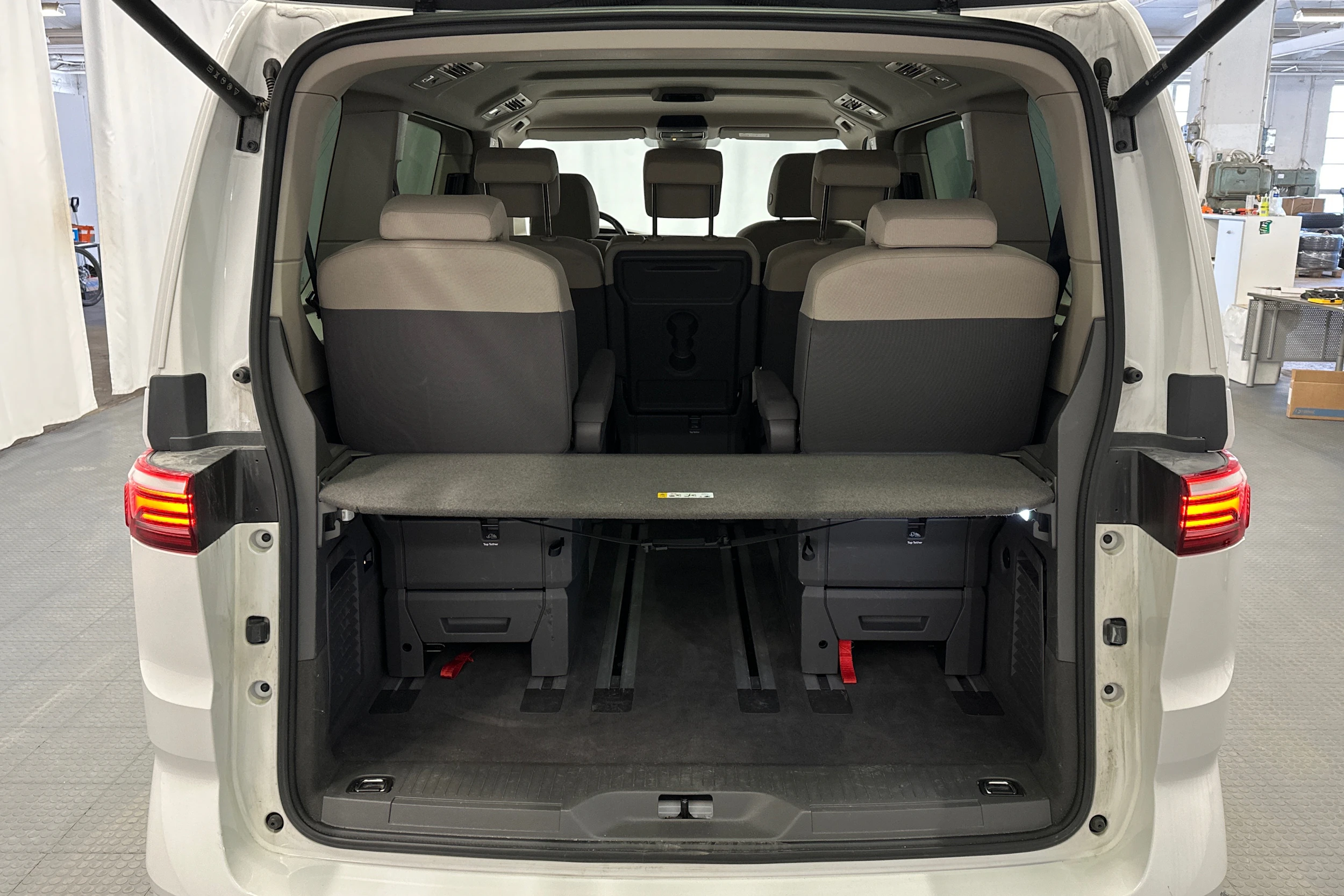 met. valkoinen Volkswagen Multivan 2025 kuva 15.