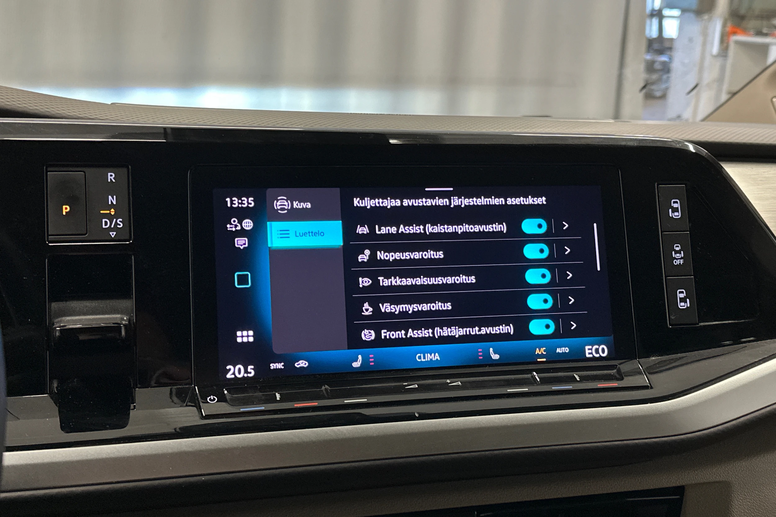 met. valkoinen Volkswagen Multivan 2025 kuva 27.