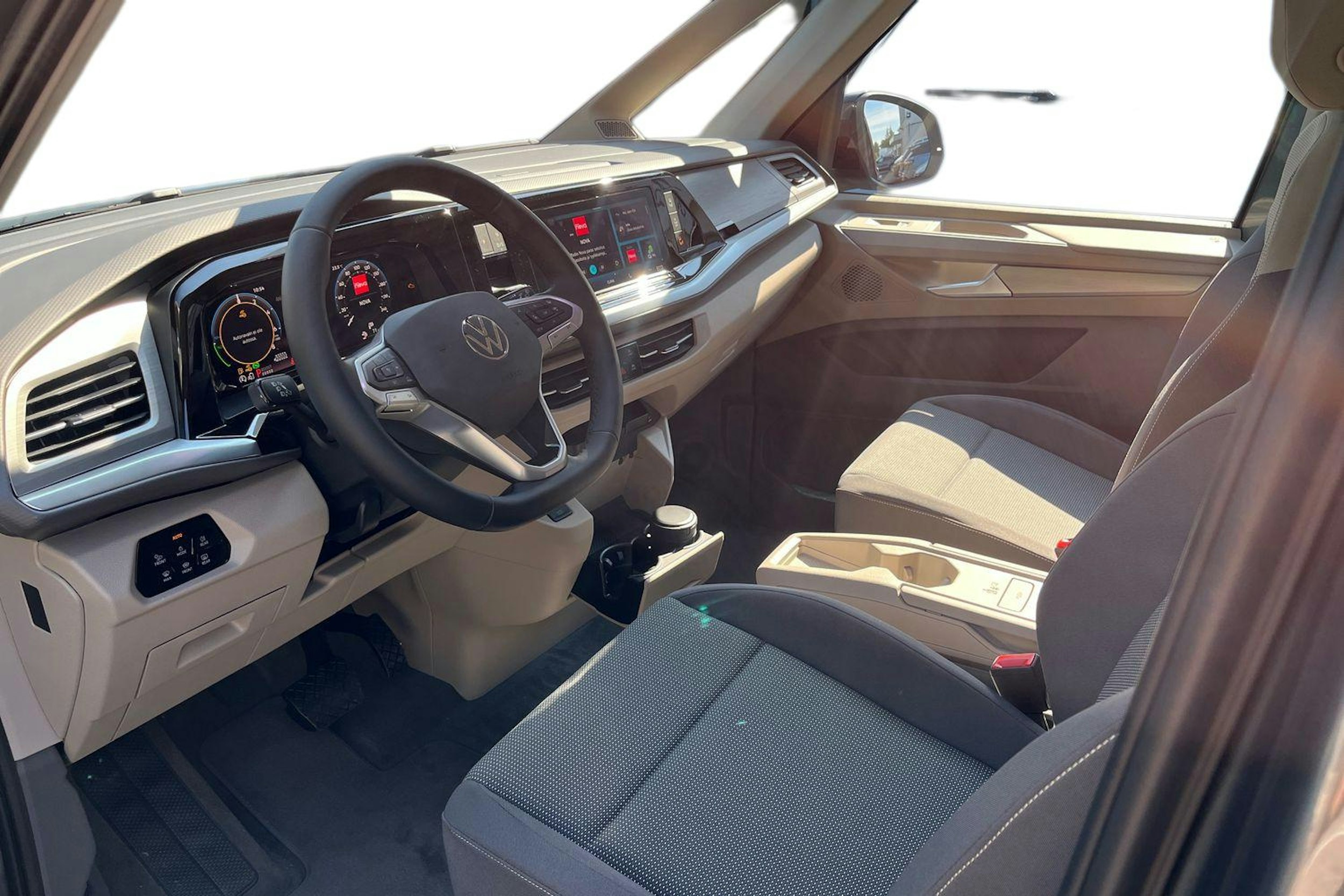 Harmaa Volkswagen Multivan 2025 kuva 7.