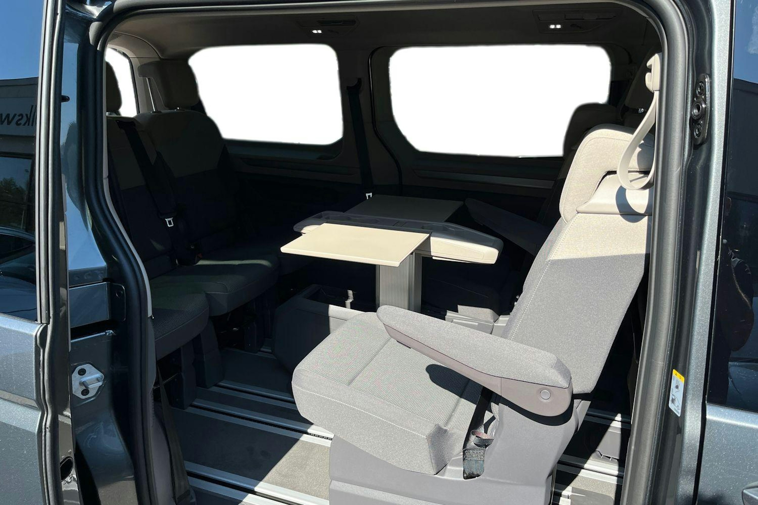 Harmaa Volkswagen Multivan 2025 kuva 10.