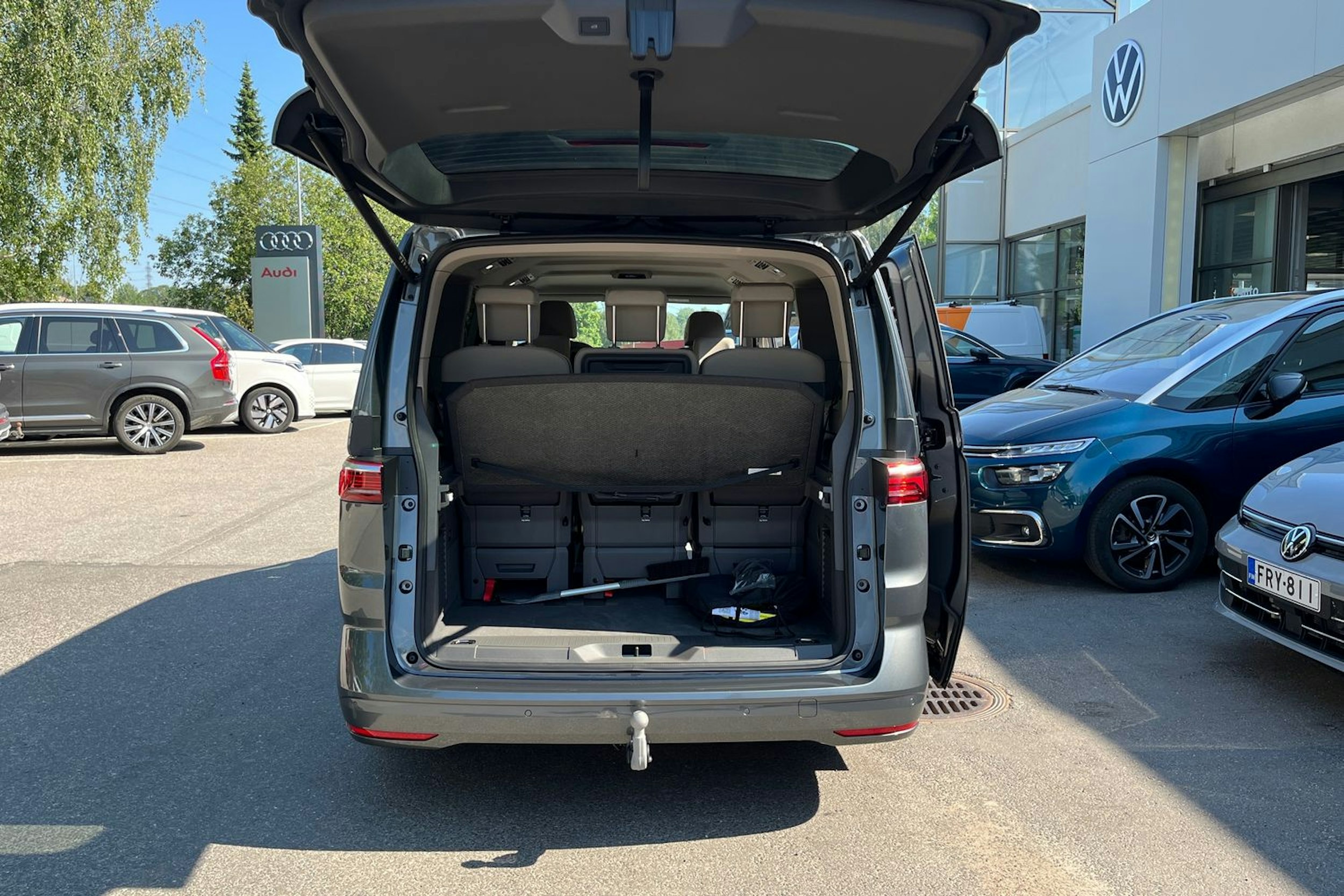 Harmaa Volkswagen Multivan 2025 kuva 13.