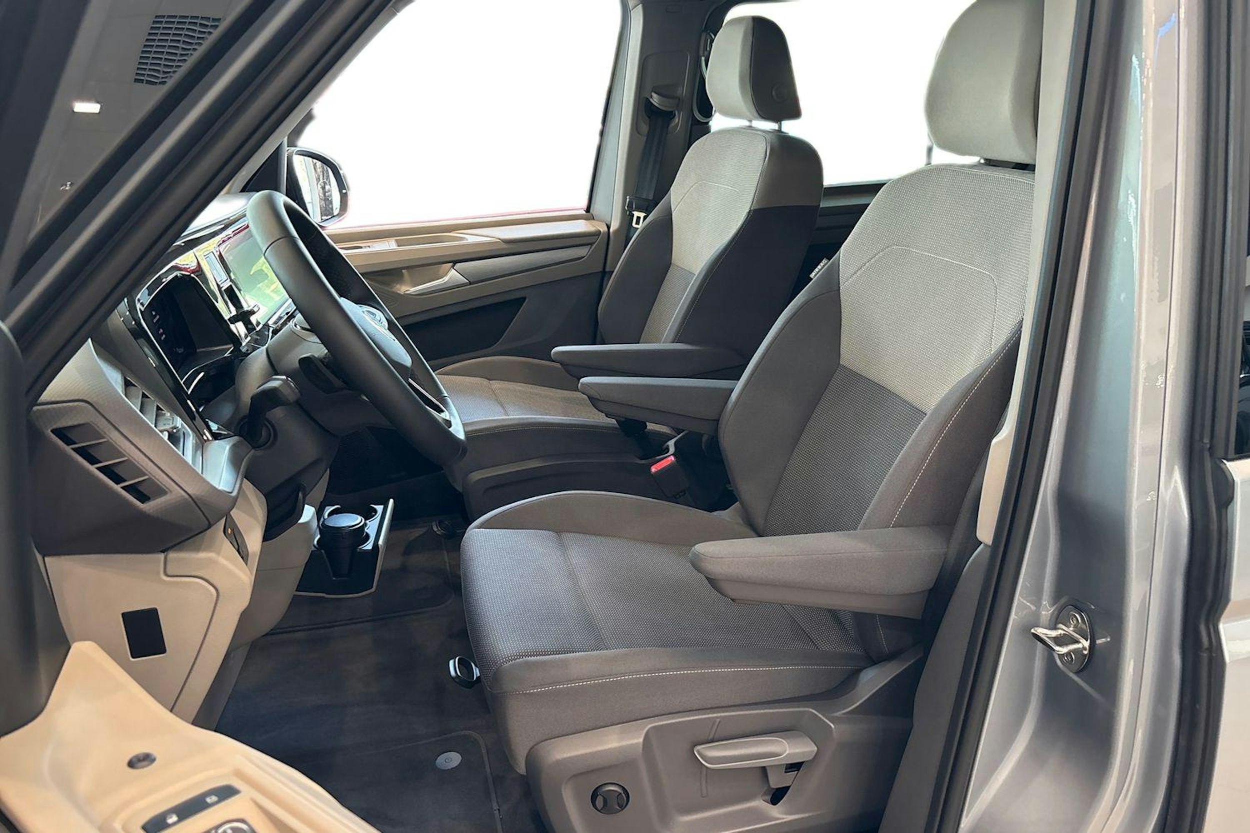 hopea Volkswagen Multivan 2025 kuva 8.