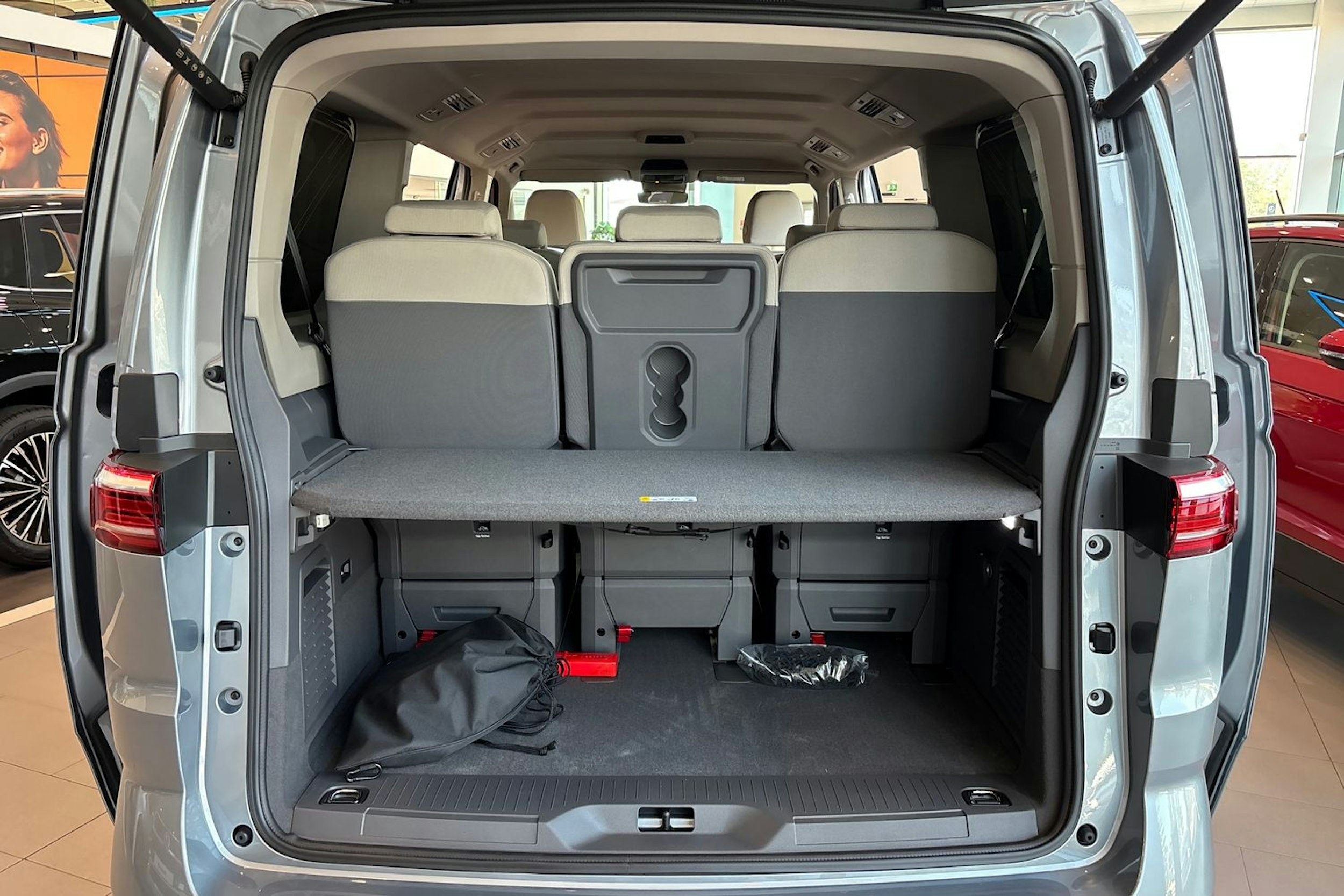 hopea Volkswagen Multivan 2025 kuva 13.