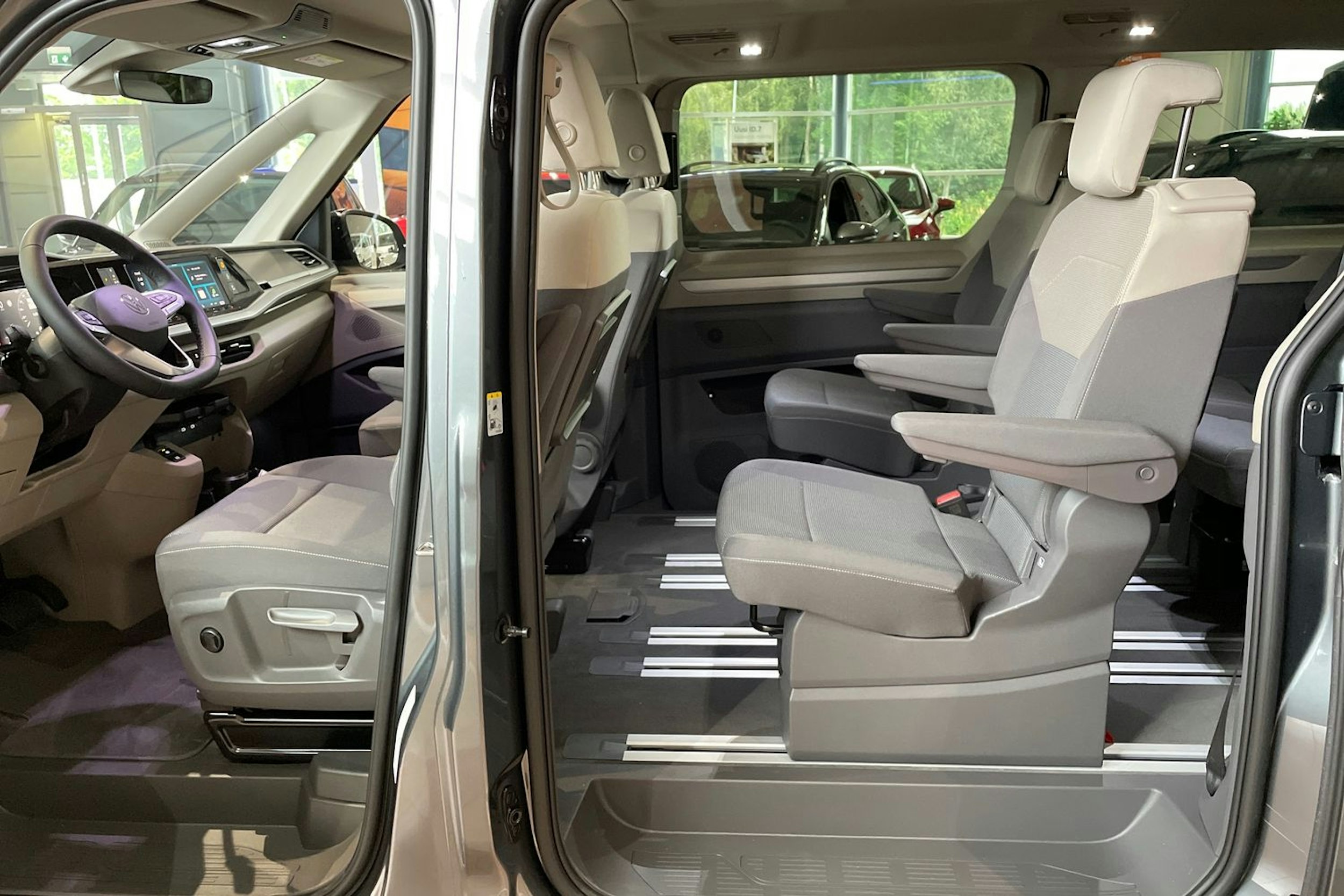met. harmaa Volkswagen Multivan 2025 kuva 13.