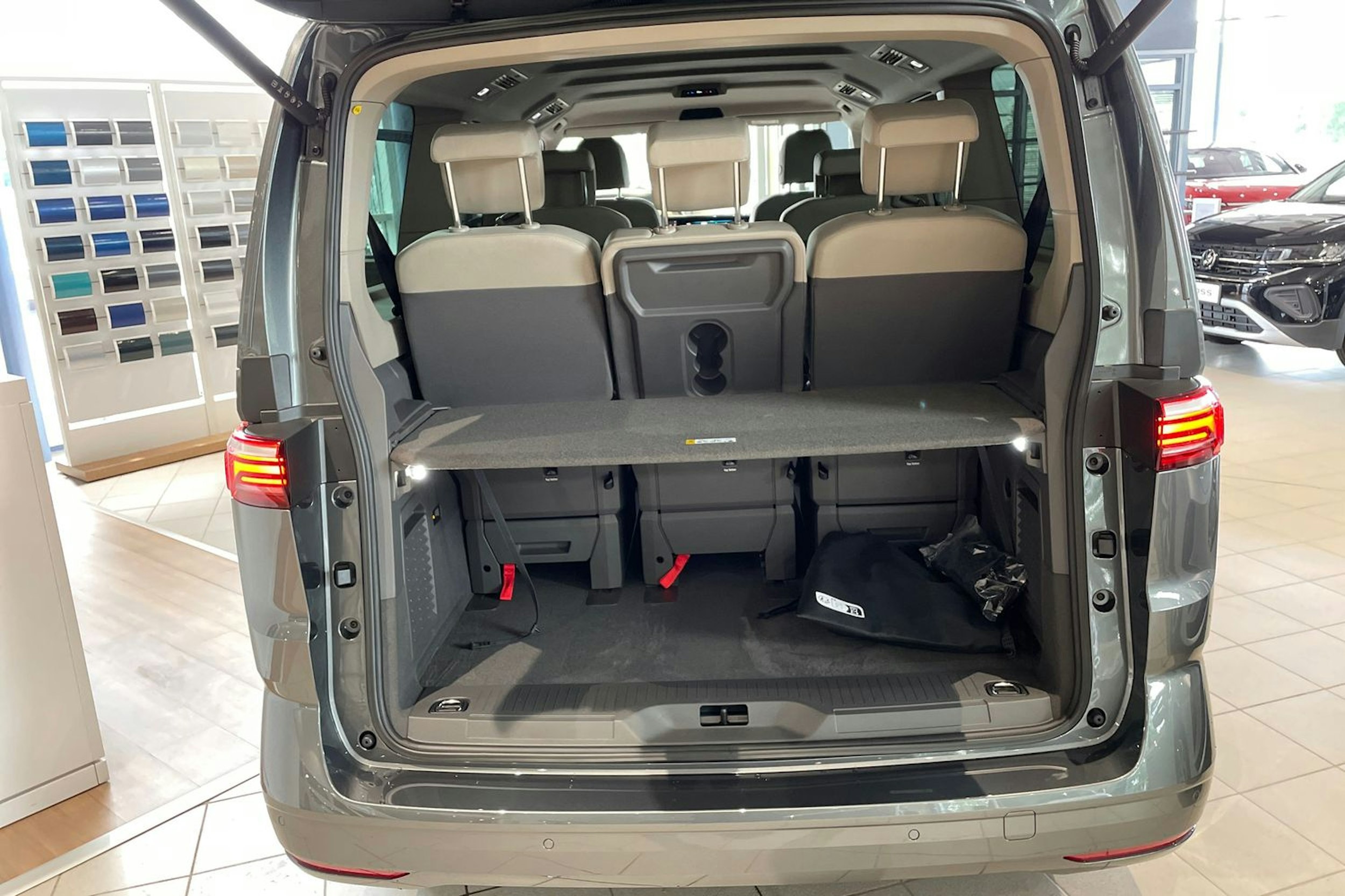 met. harmaa Volkswagen Multivan 2025 kuva 14.