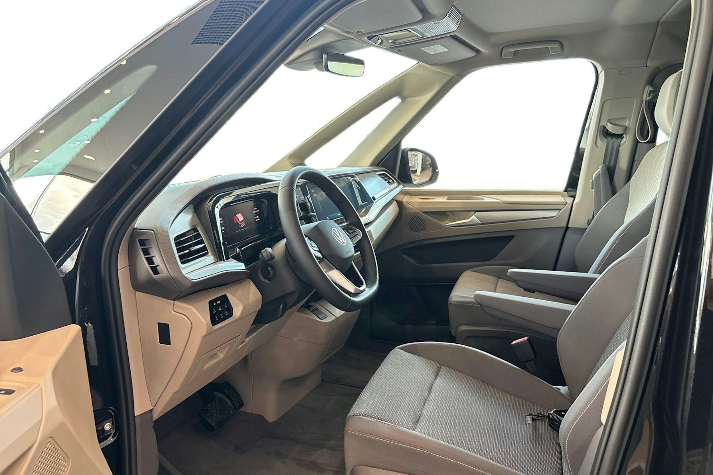 musta Volkswagen Multivan 2025 kuva 9.