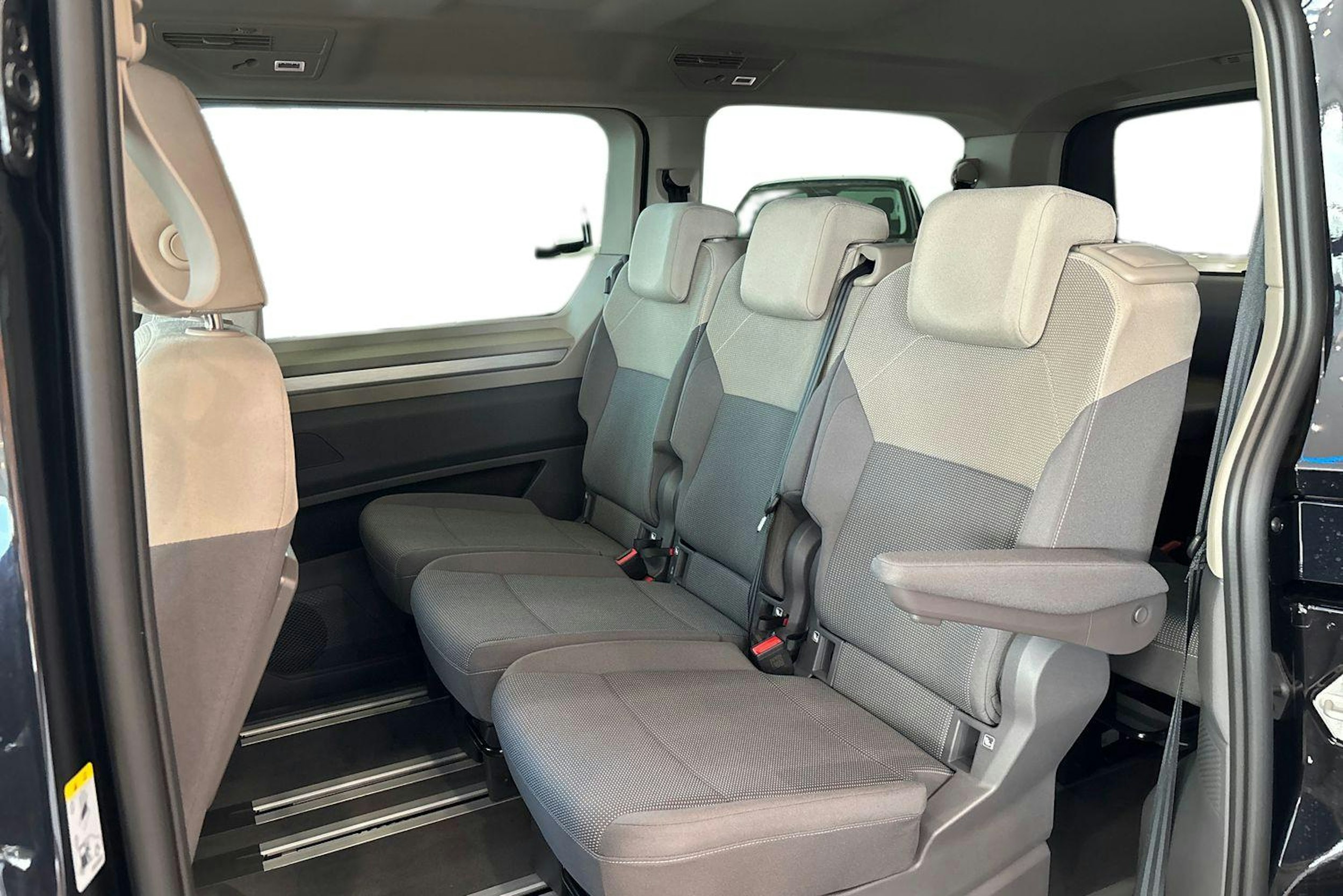 musta Volkswagen Multivan 2025 kuva 11.