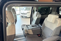 musta Volkswagen Multivan 2025 kuva 12.