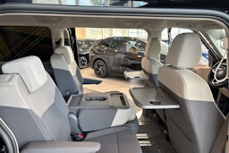 musta Volkswagen Multivan 2025 kuva 17.