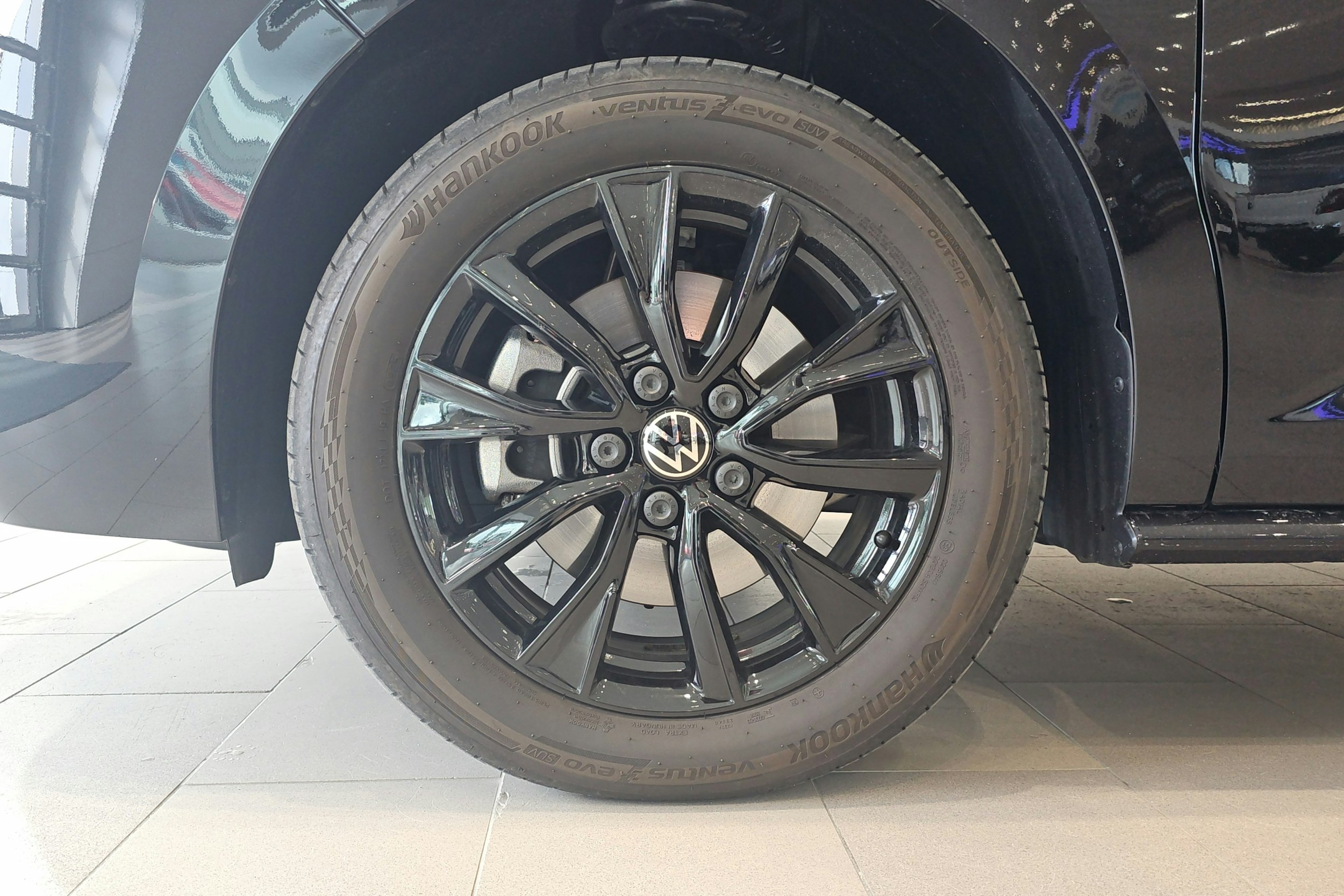 met. musta Volkswagen Multivan 2025 kuva 9.