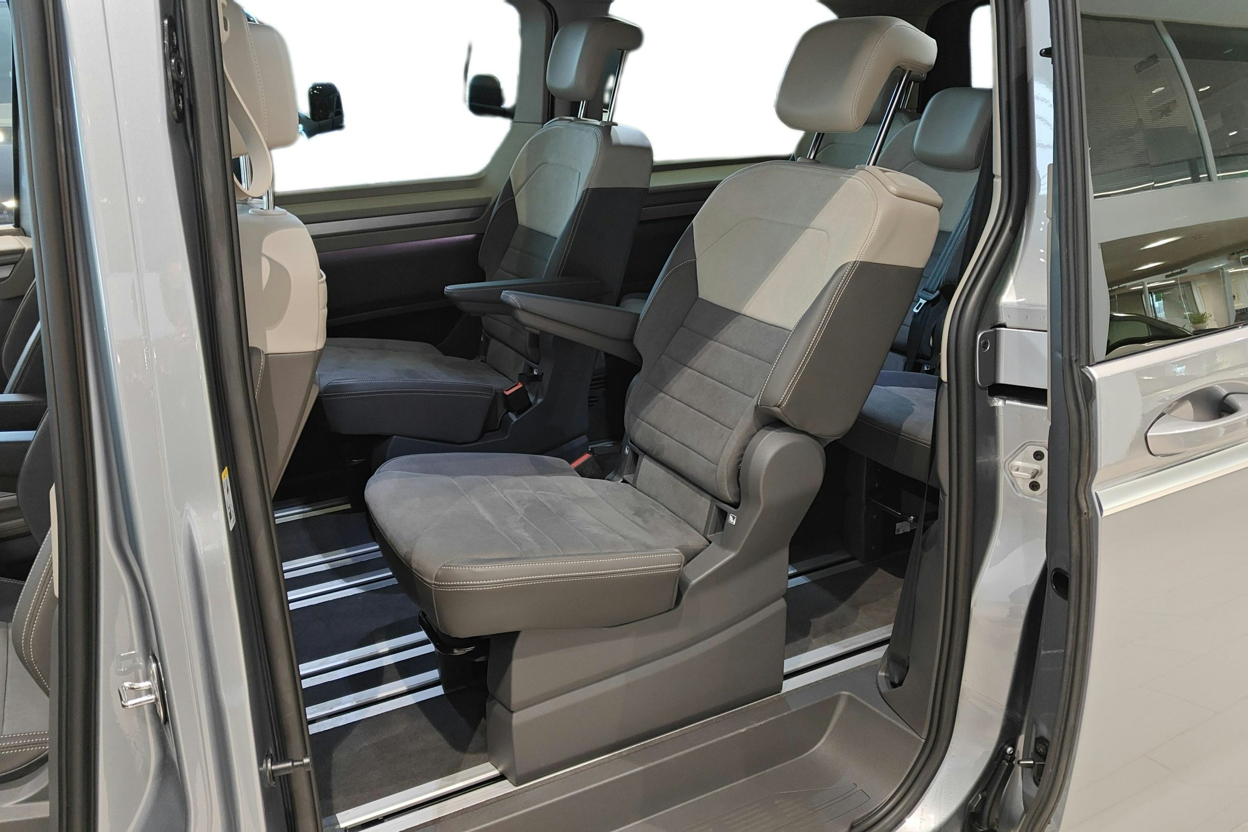 Harmaa Volkswagen Multivan 2025 kuva 11.