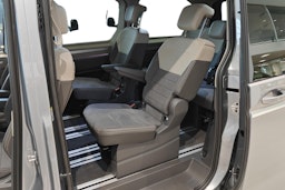 Harmaa Volkswagen Multivan 2025 kuva 11.