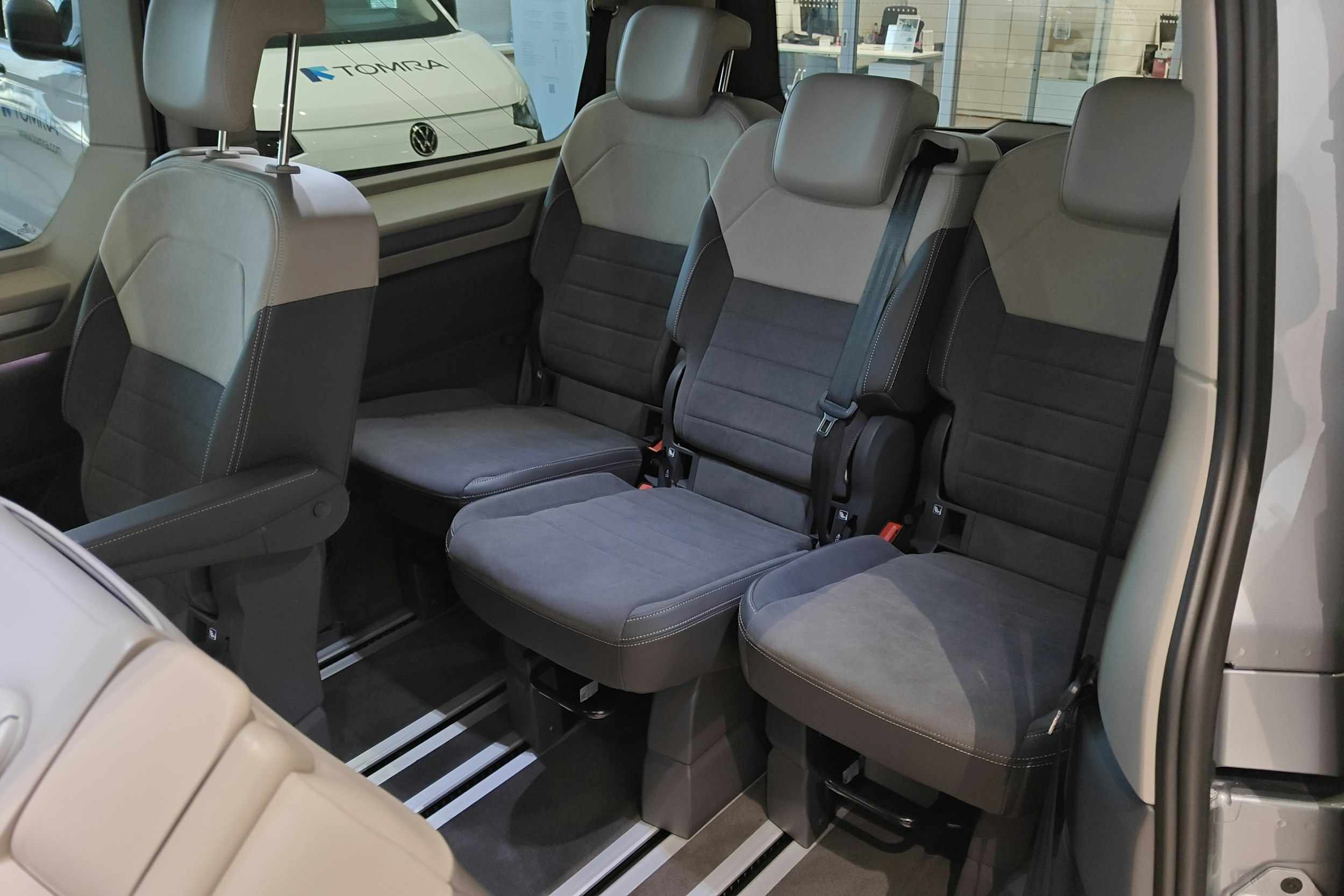 Harmaa Volkswagen Multivan 2025 kuva 13.