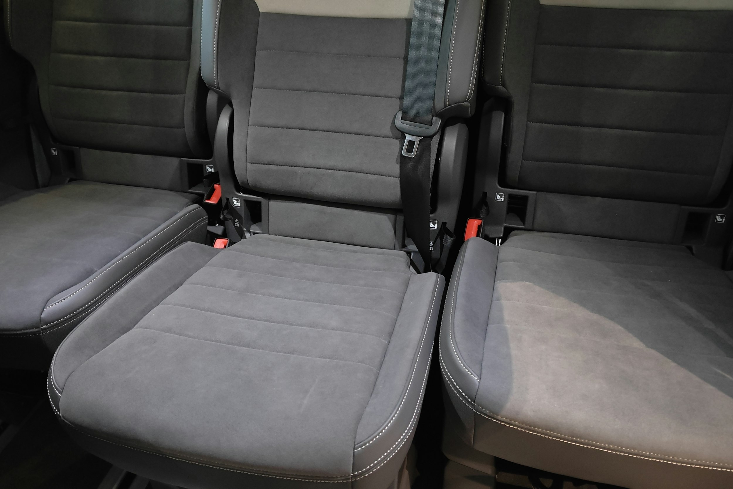 Harmaa Volkswagen Multivan 2025 kuva 14.