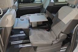 Harmaa Volkswagen Multivan 2025 kuva 15.