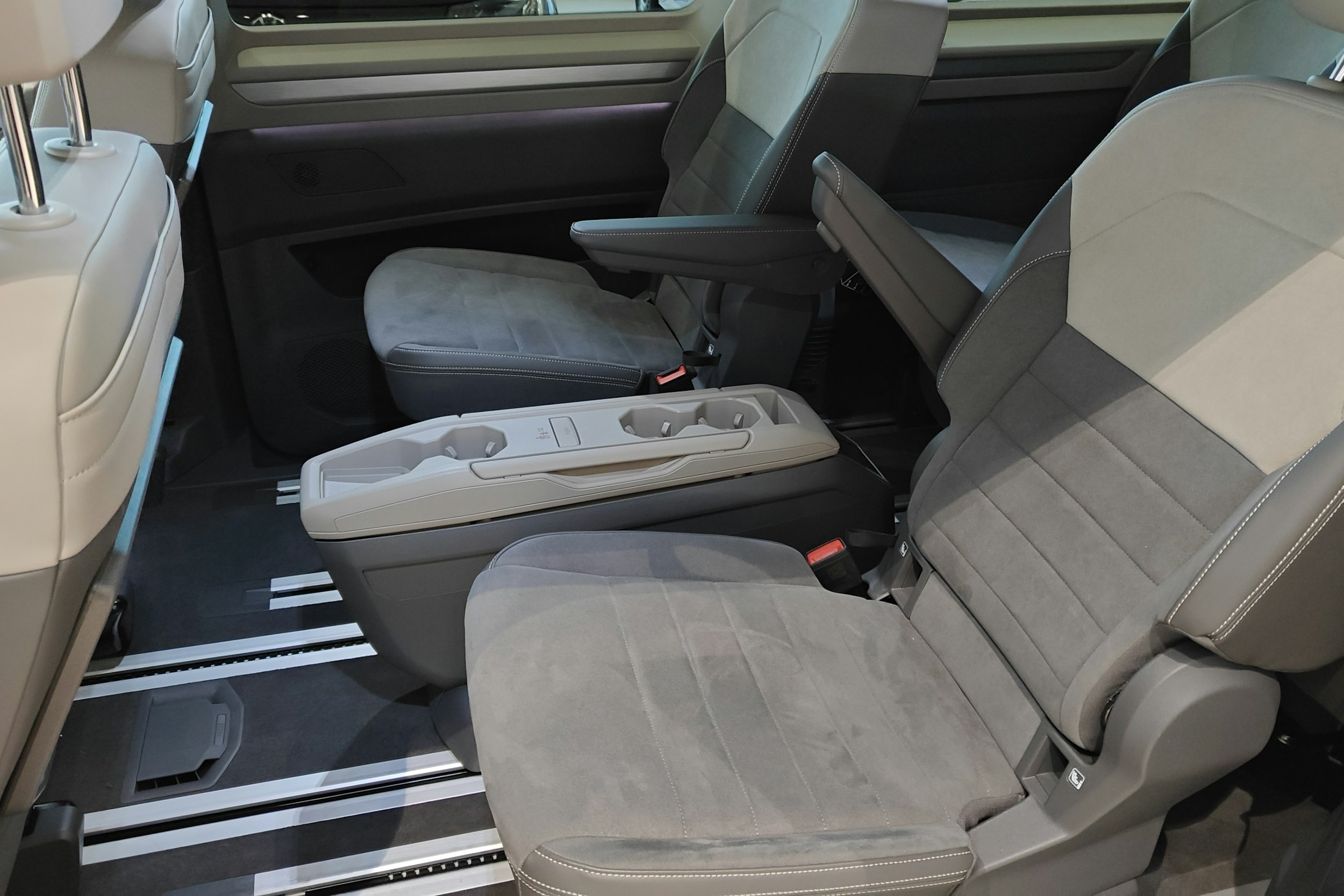 Harmaa Volkswagen Multivan 2025 kuva 16.