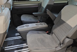 Harmaa Volkswagen Multivan 2025 kuva 16.