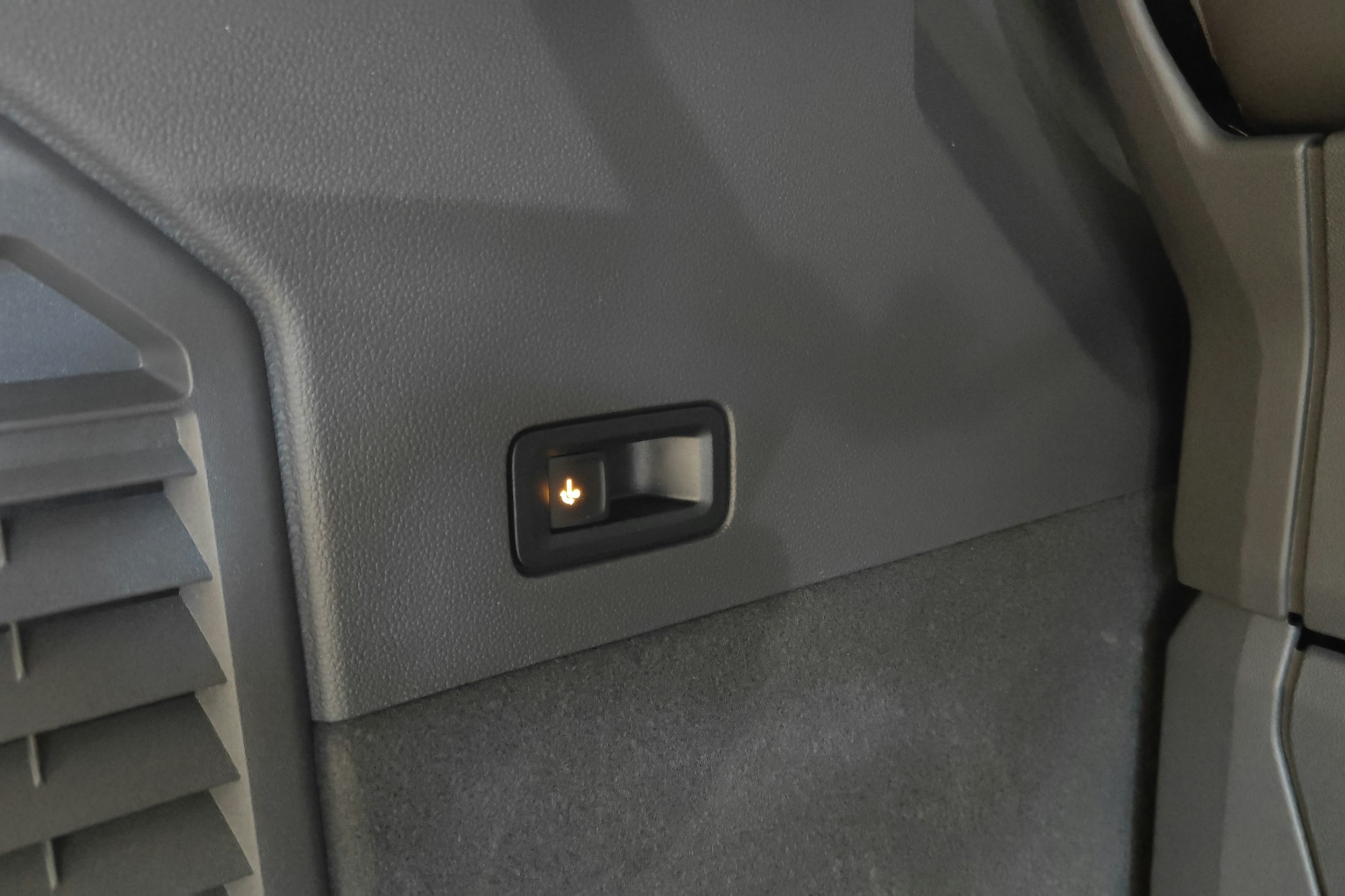 Harmaa Volkswagen Multivan 2025 kuva 18.