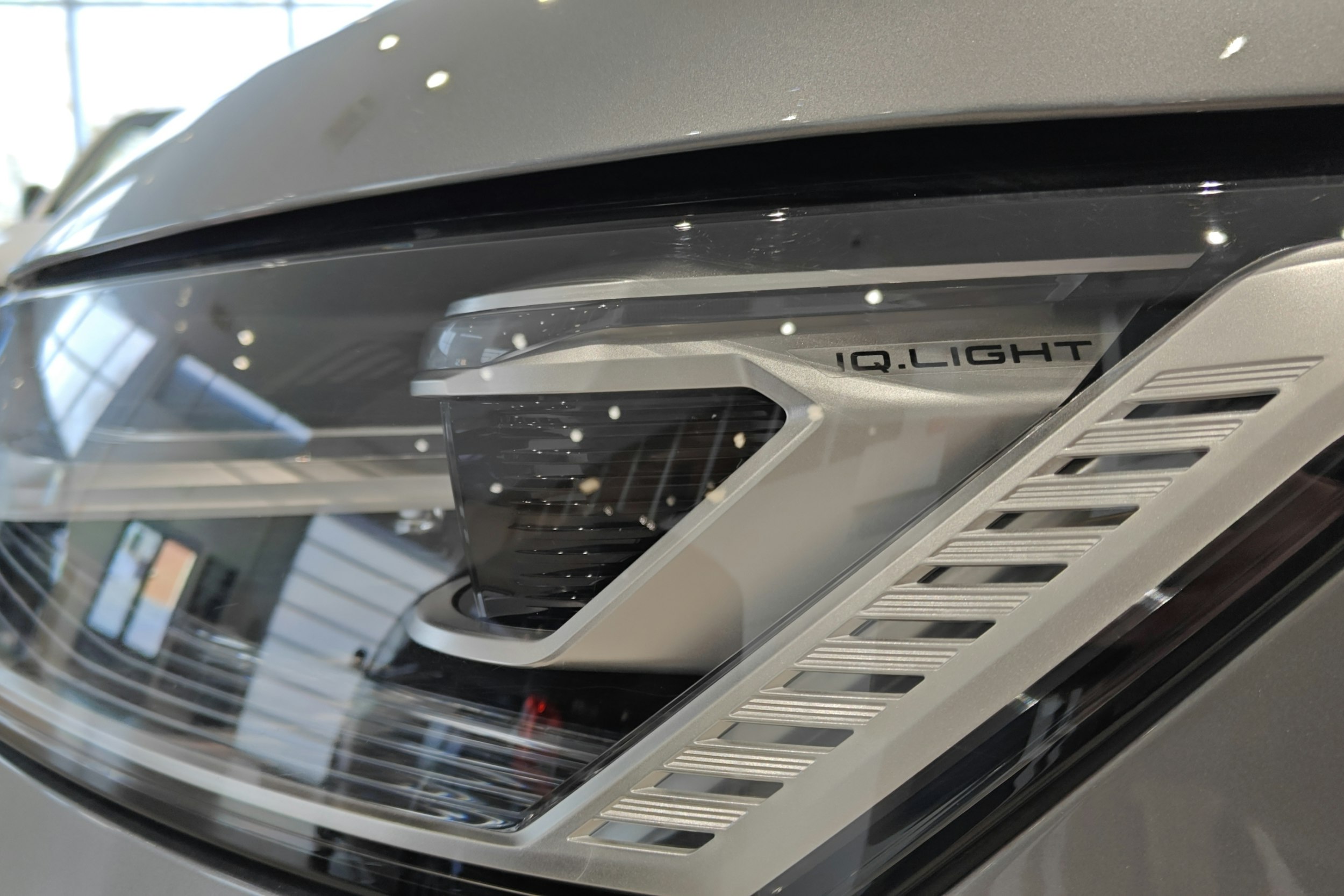 Harmaa Volkswagen Multivan 2025 kuva 22.