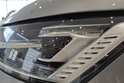 Harmaa Volkswagen Multivan 2025 kuva 22.