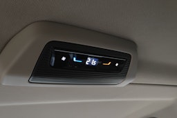 Harmaa Volkswagen Multivan 2025 kuva 23.