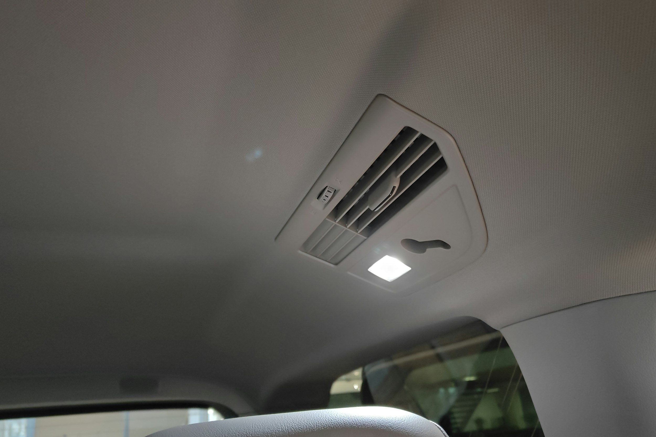 Harmaa Volkswagen Multivan 2025 kuva 24.