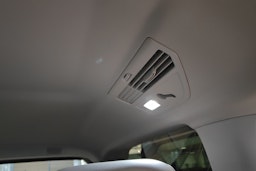 Harmaa Volkswagen Multivan 2025 kuva 24.