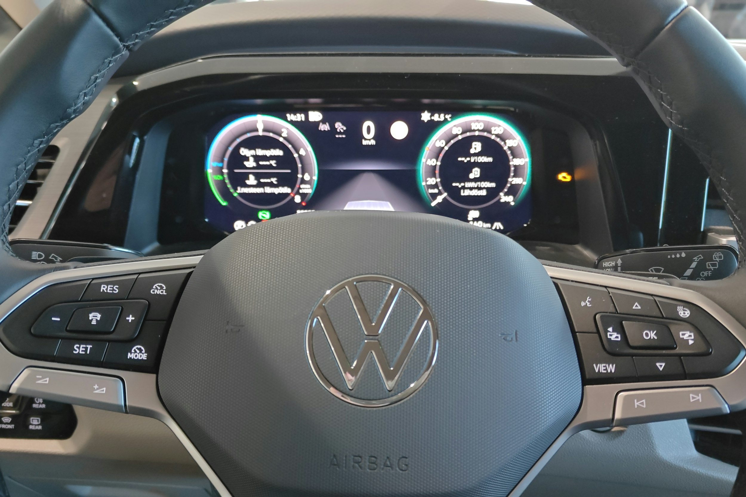 Harmaa Volkswagen Multivan 2025 kuva 26.