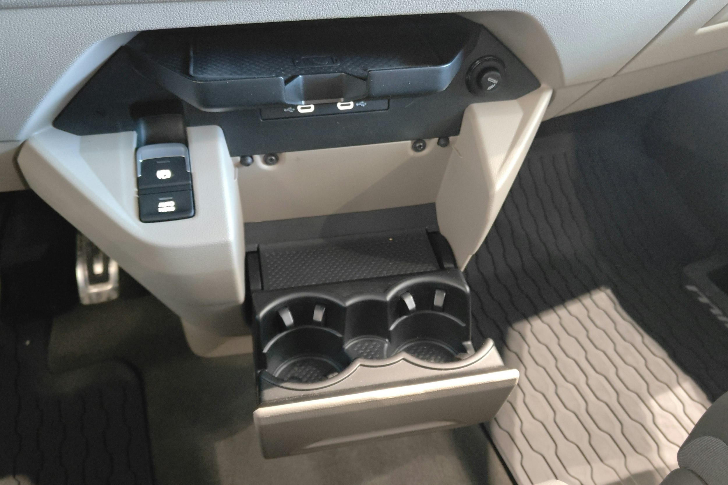 Harmaa Volkswagen Multivan 2025 kuva 32.