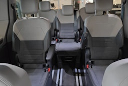 Harmaa Volkswagen Multivan 2025 kuva 33.