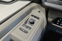 Harmaa Volkswagen Multivan 2025 kuva 36.