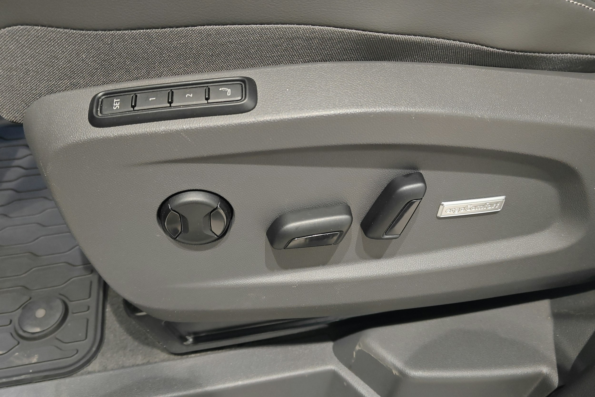 Harmaa Volkswagen Multivan 2025 kuva 37.