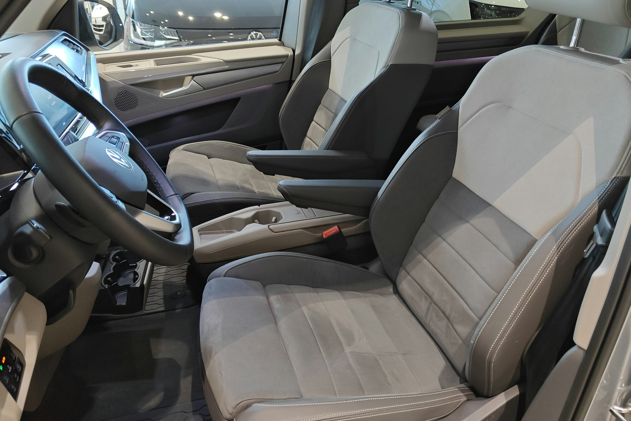Harmaa Volkswagen Multivan 2025 kuva 38.
