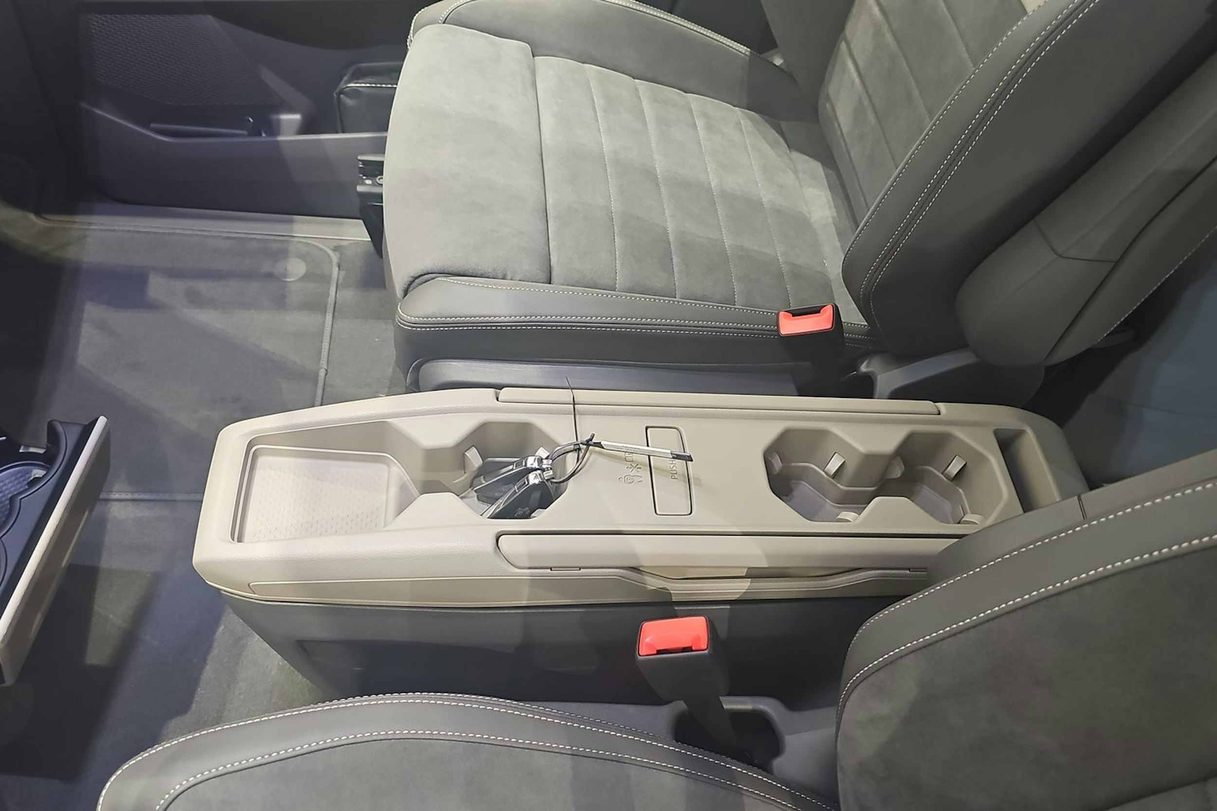 met. harmaa Volkswagen Multivan 2026 kuva 11.