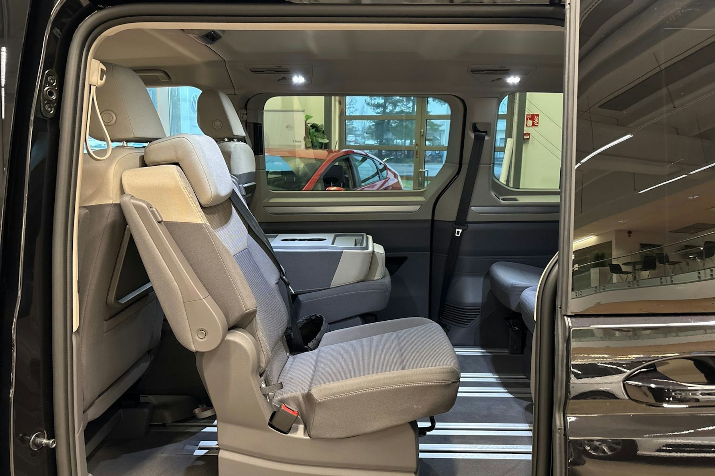 met. musta Volkswagen Multivan 2026 kuva 10.