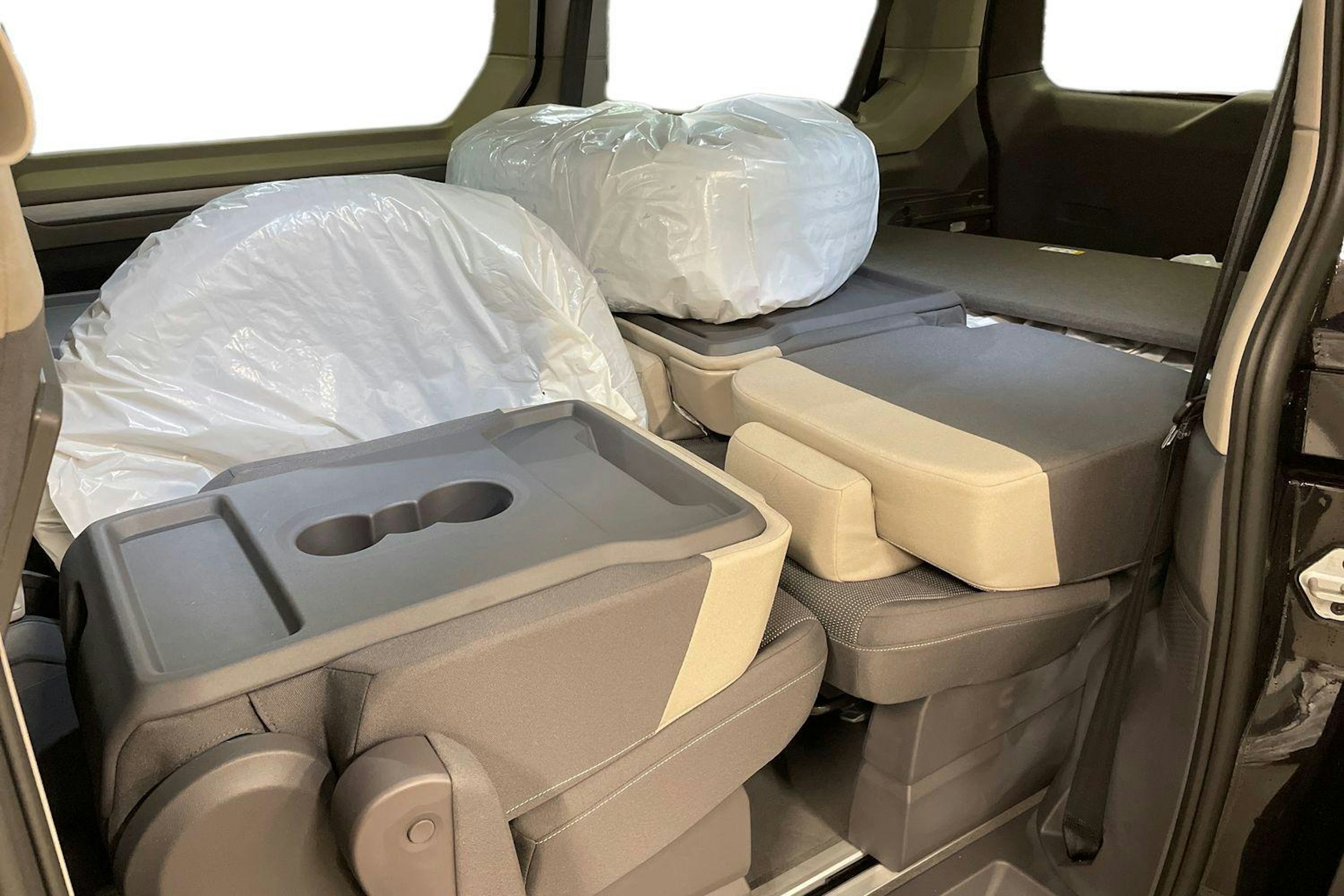 met. musta Volkswagen Multivan 2026 kuva 18.