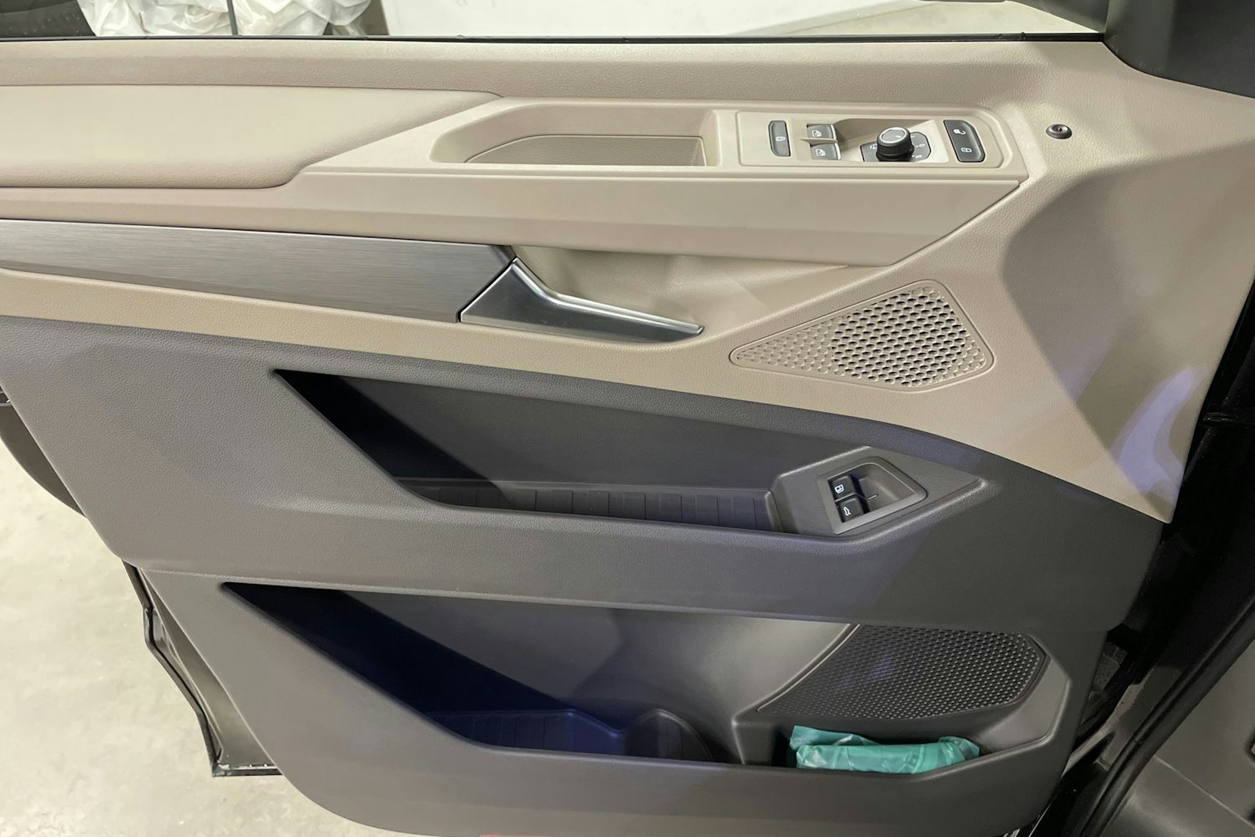 met. musta Volkswagen Multivan 2026 kuva 26.