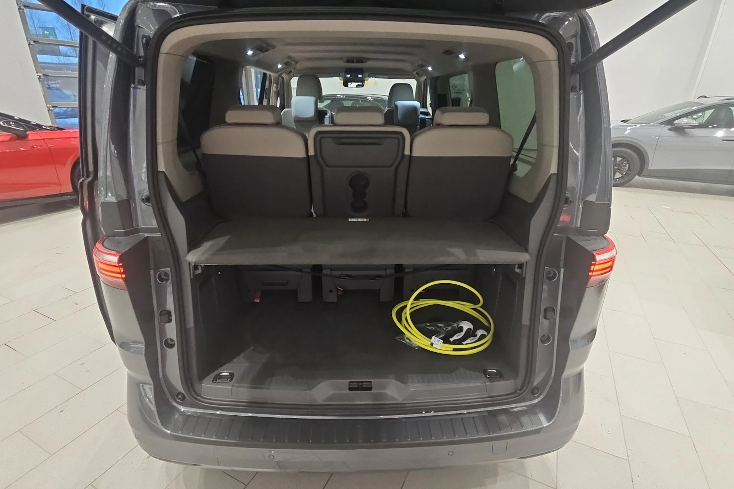 met. harmaa Volkswagen Multivan 2026 kuva 11.