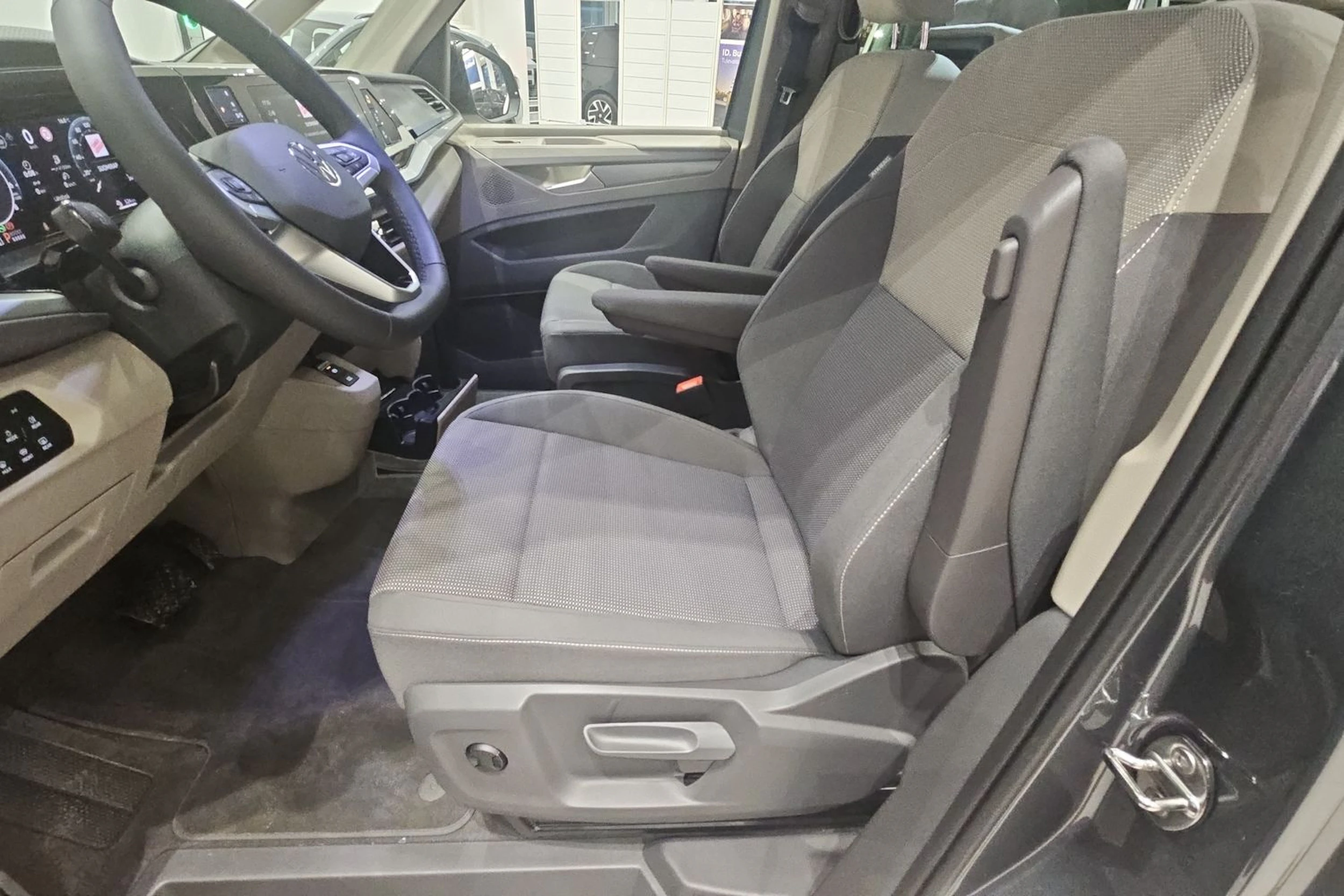 met. harmaa Volkswagen Multivan 2026 kuva 13.