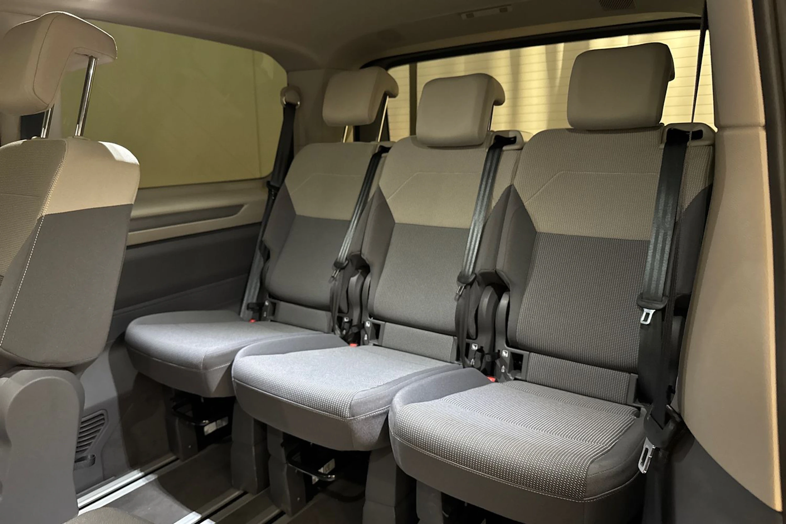 musta Volkswagen Multivan 2026 kuva 20.
